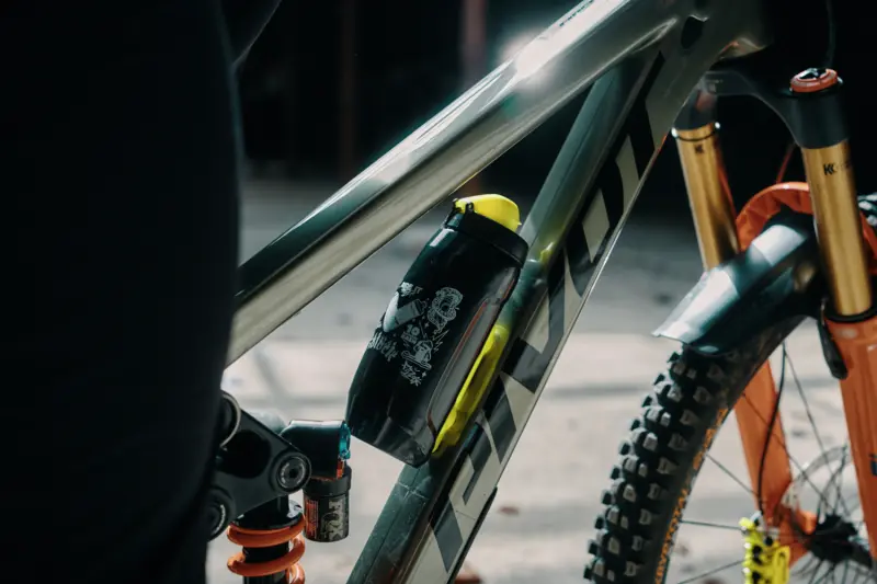 09636(BLK+NYE)_TWIST10 bottle 590_anniversary edition + bike base (5)_800x533.webp
