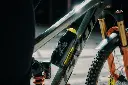 09636(BLK+NYE)_TWIST10 bottle 590_anniversary edition + bike base (5)_800x533.webp